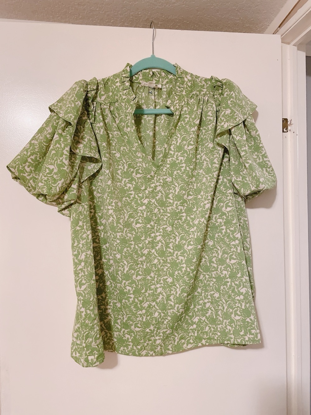 Entro Light Green Floral V-Neck Women's Top Size M - Picture 4 of 9